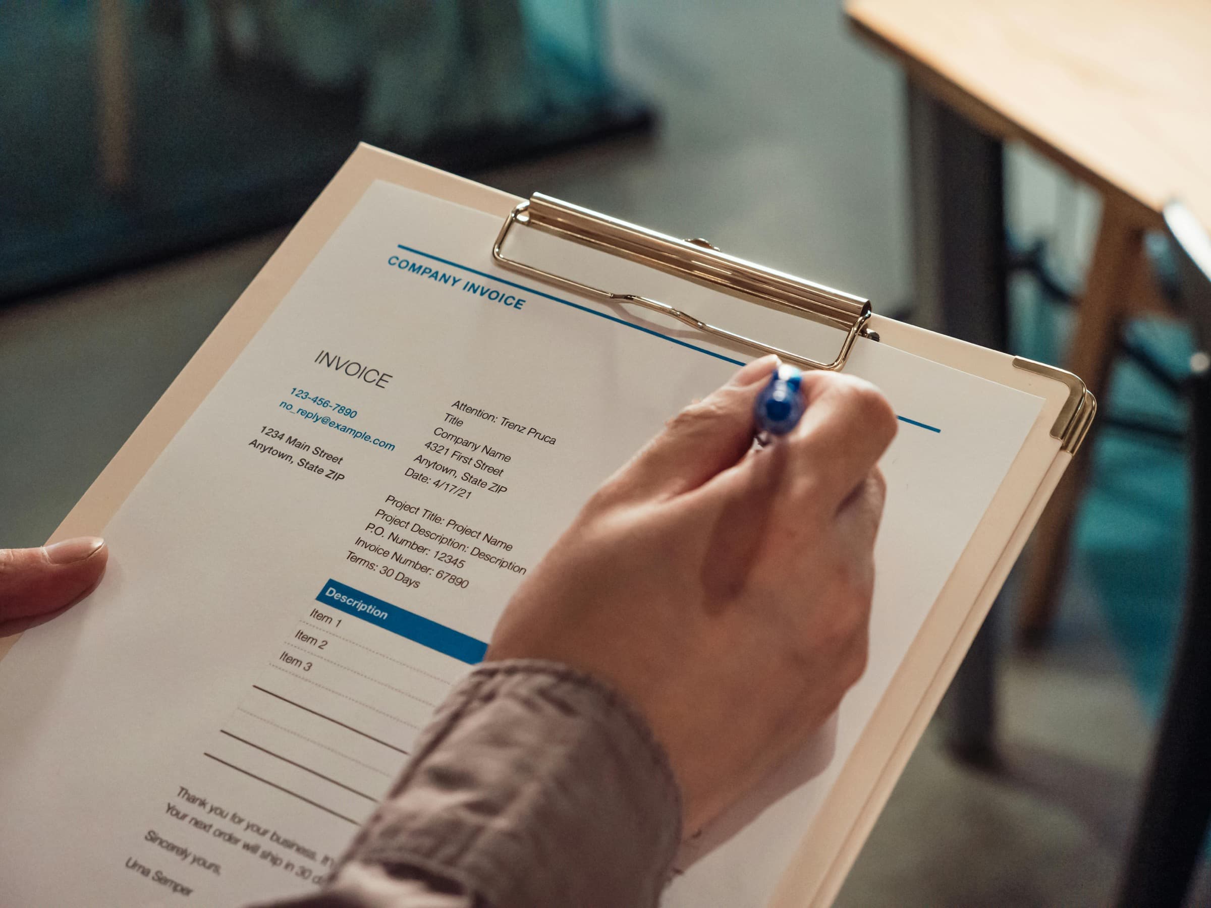 Document comercial completat pe un clipboard, într-un birou.