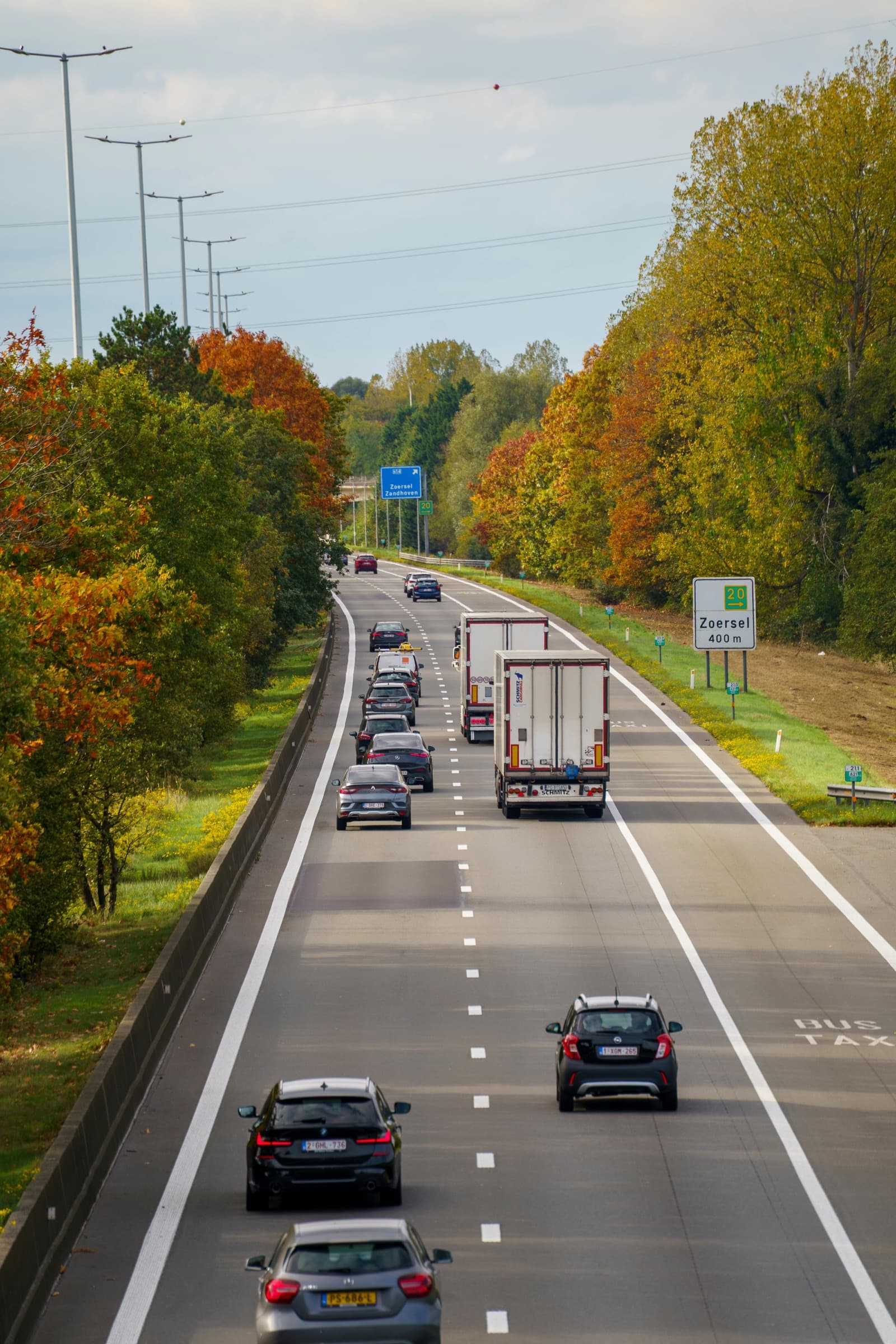 Autostradă europeană cu semiremorci și autoturisme, toamna.